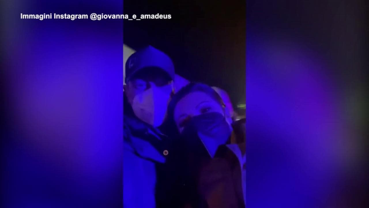 Sanremo 2022, il dopofestival di Amadeus a passeggio con la famiglia: "Dormiremo poco anche stanotte"