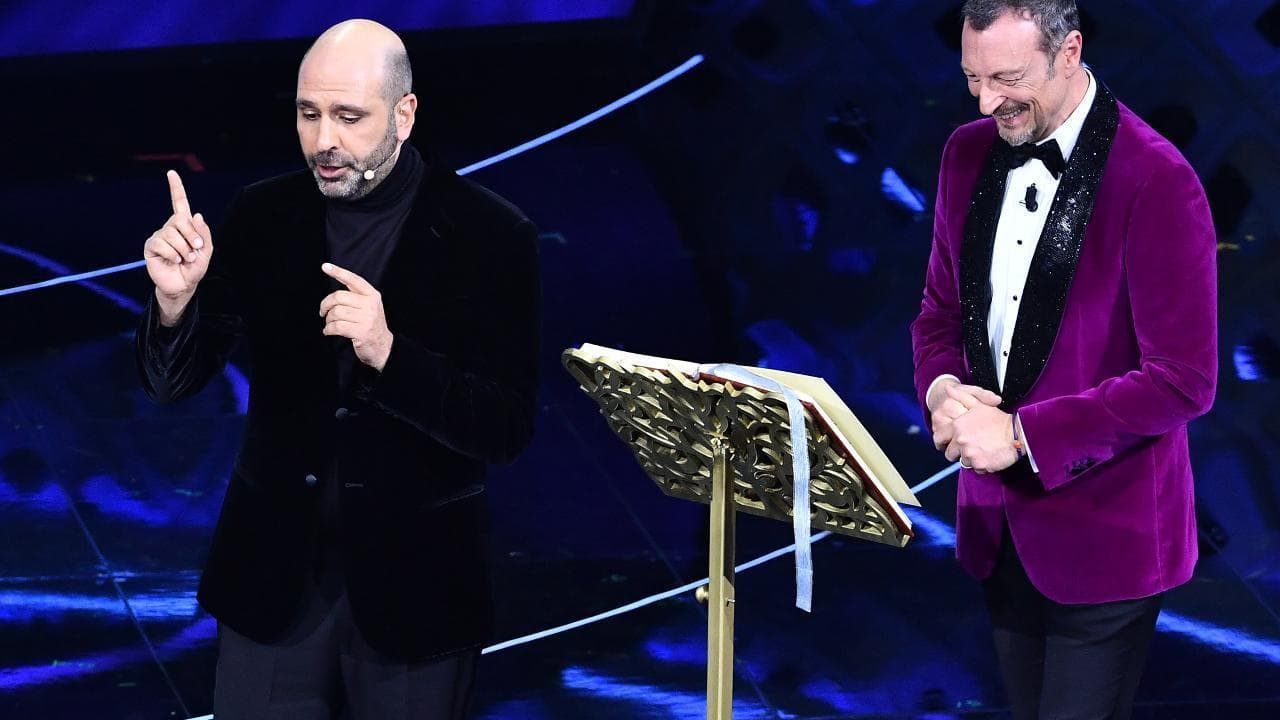 Sanremo 2022, la fiaba di Checco Zalone contro l'omofobia divide i social: "Geniale". "Non fa ridere"