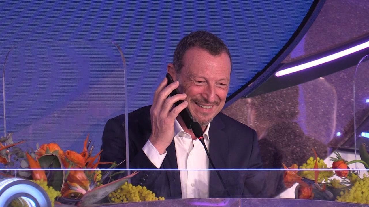 Sanremo 2022, Amadeus telefona a Fiorello: "Stasera vedrò il festival da casa con plaid e tisana"