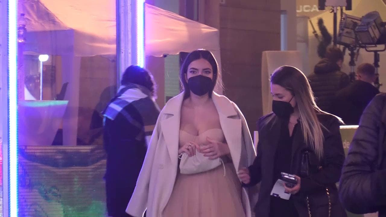Sanremo 2022, il ritorno del pubblico fra pellicce, paillettes e tanta ironia