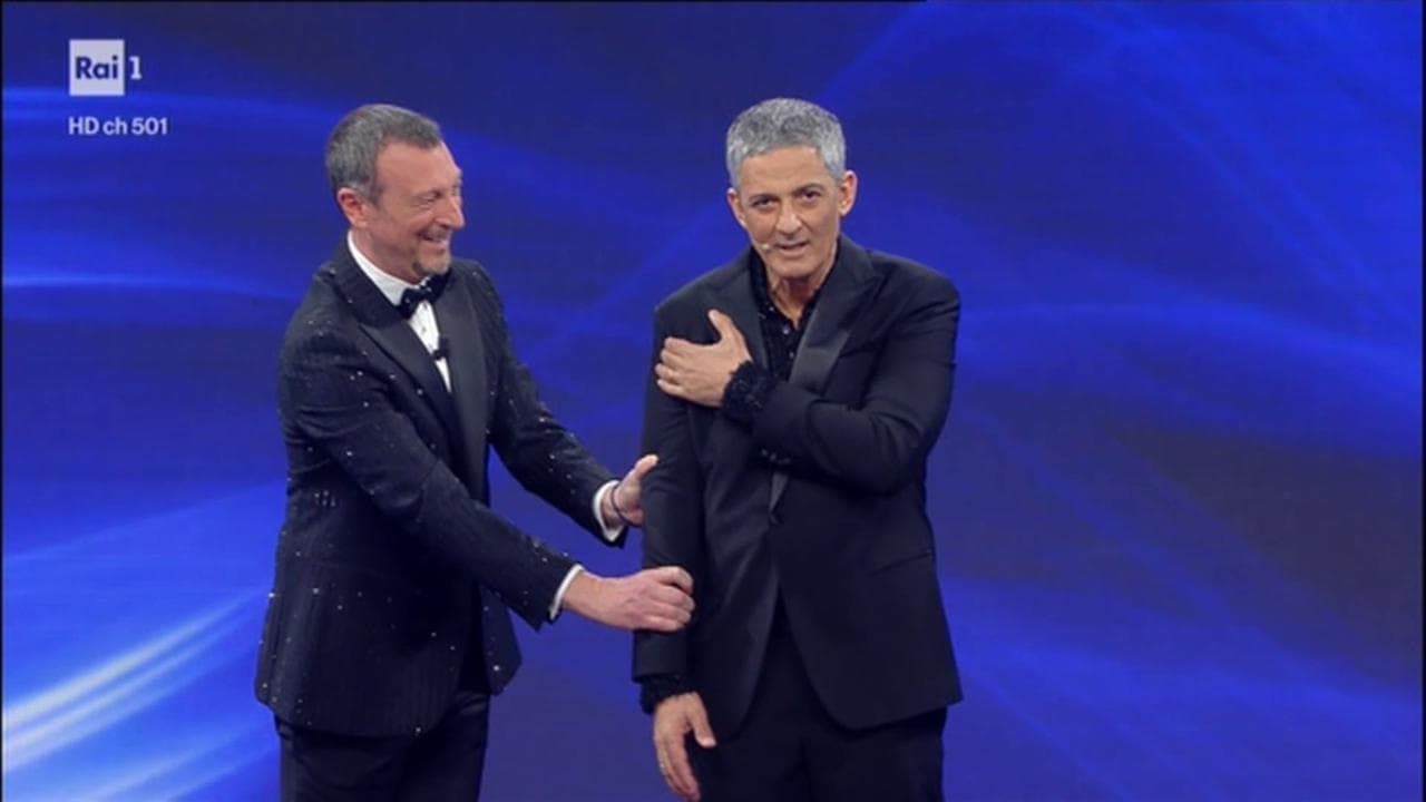 Fiorello contro i complottisti No Vax: "Il braccio va da solo! È il microchip!"