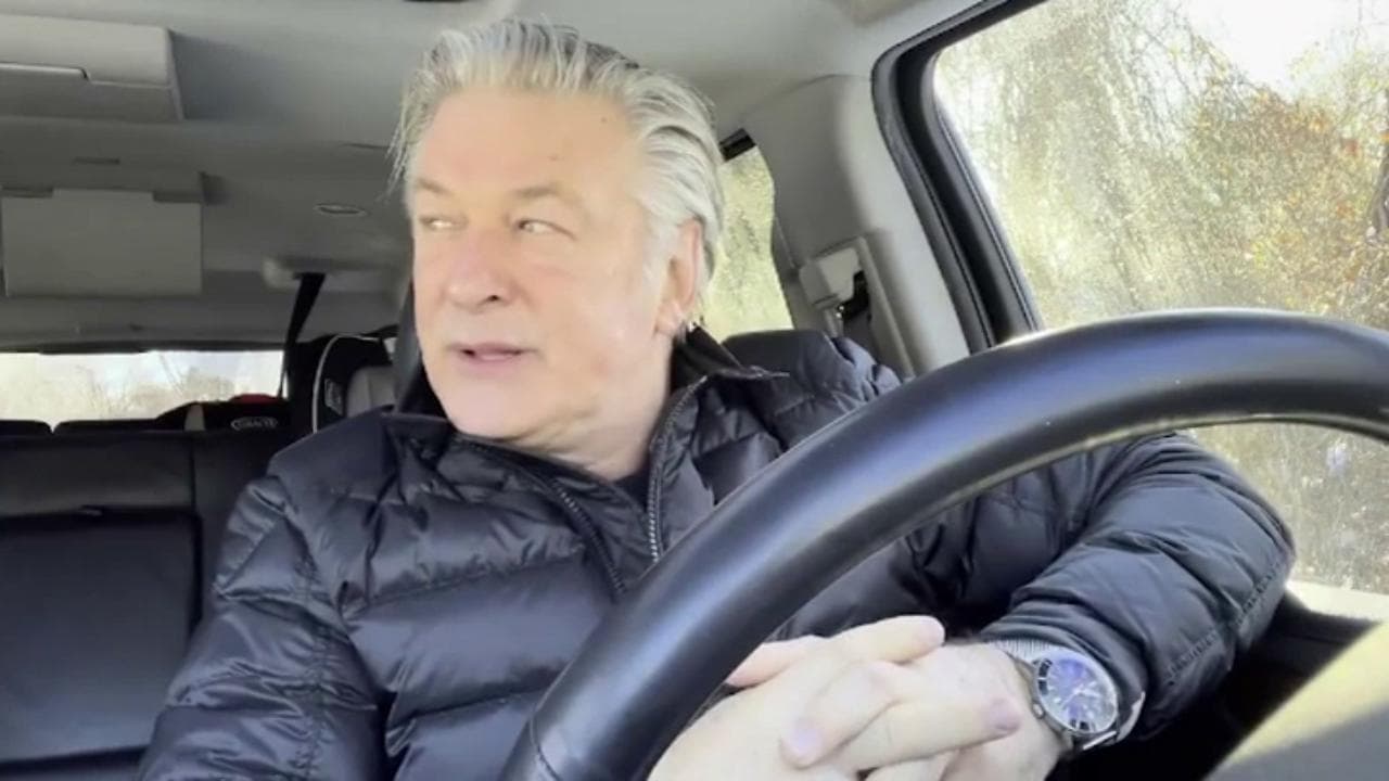 Alec Baldwin, lo sfogo dopo la tragedia sul set: "Non è vero che non collaboro con inquirenti"