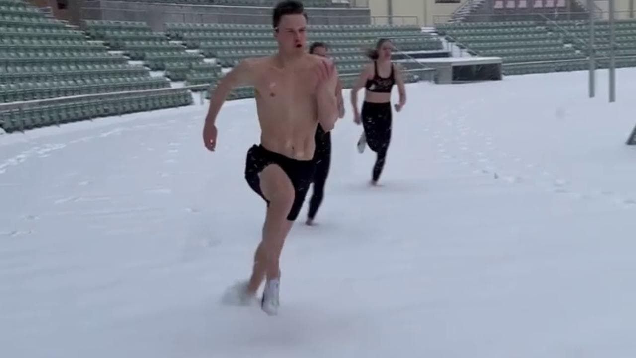 L'allenamento sulla neve di Oslo, a petto nudo, di Karsten Warholm, olimpionico dei 400 ostacoli