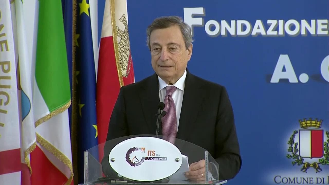 Bari, Draghi come Steve Jobs: "A voi giovani spetta costruire il Paese con un pizzico di incoscienza"