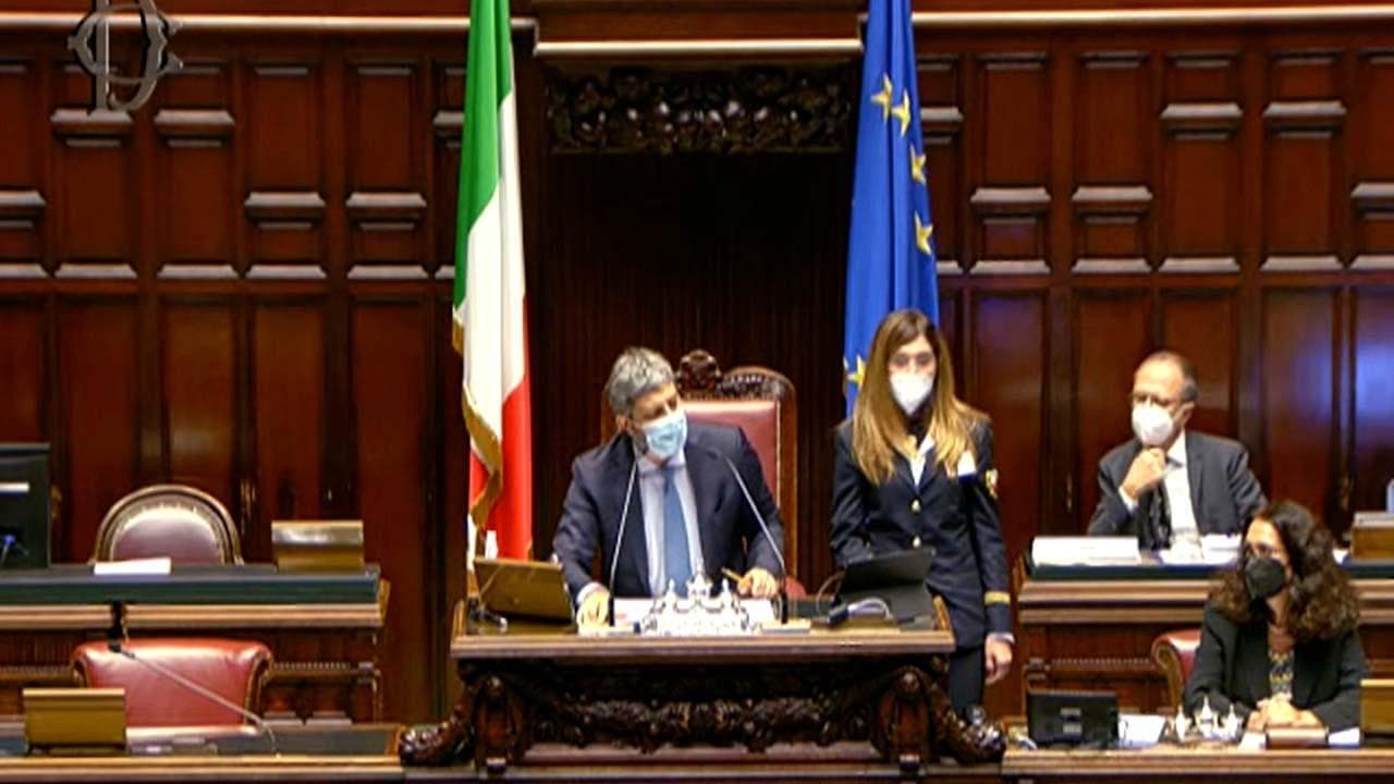 La ministra Lamorgese parla di "forza ondulatoria" per l'agente in piazza, FdI urla: "Dimissioni"