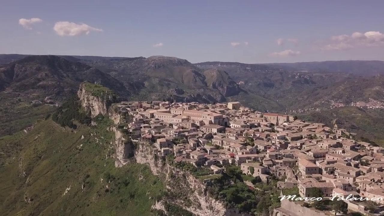 Gerace, il borgo calabrese ripreso dall'alto