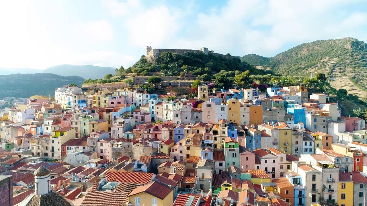Bosa, le bellezze del borgo sardo: città dei colori lungo la foce del fiume Temo