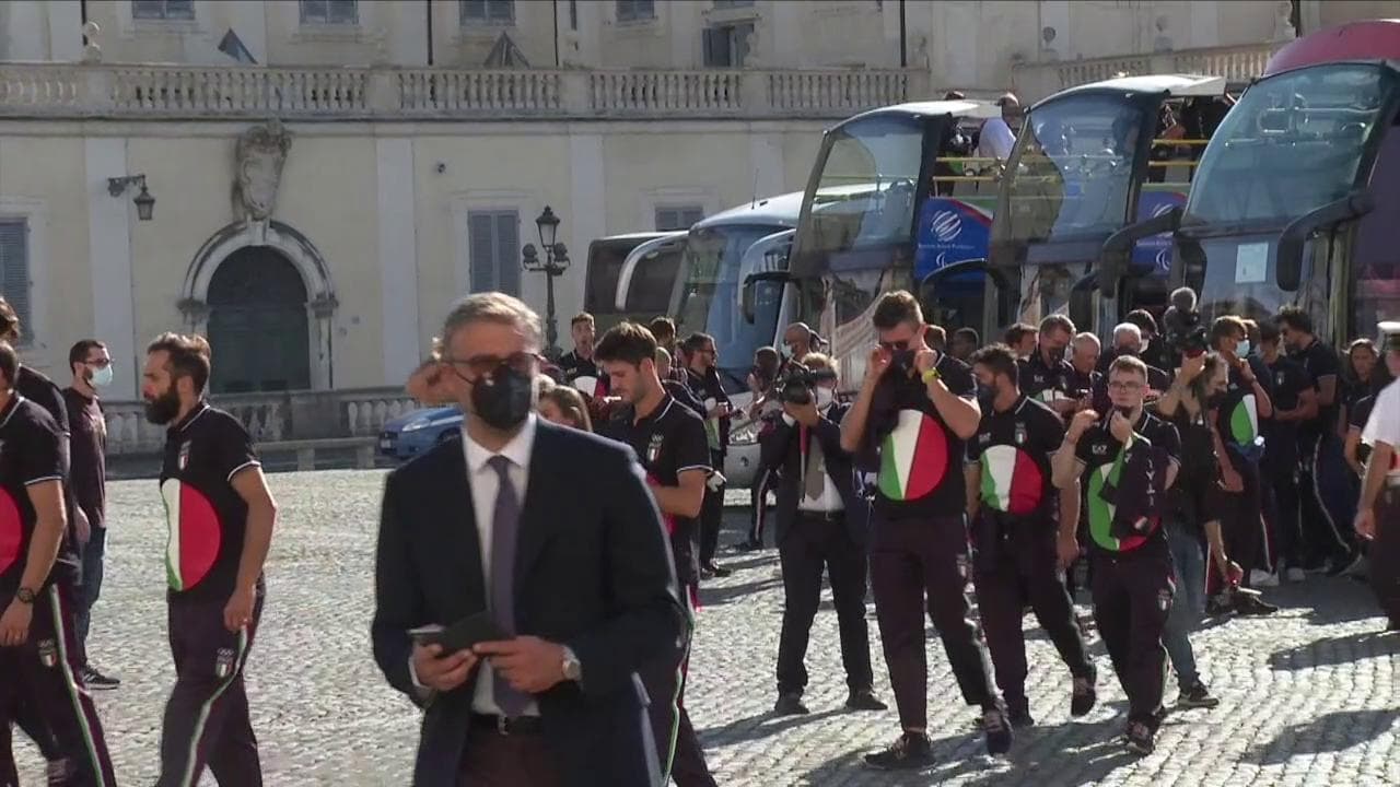 Tokyo2020, bus scoperti per gli atleti olimpici al Quirinale: da Jacobs a Tamberi sfilano i grandi ori