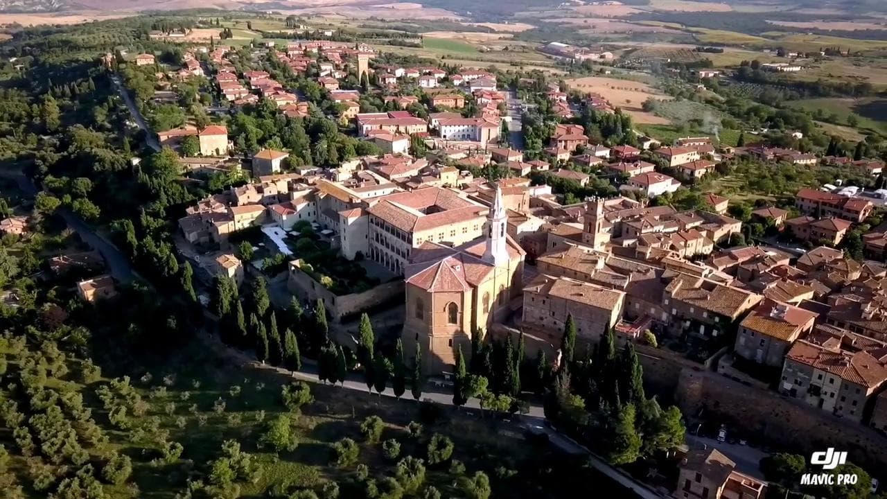 Pienza, il borgo toscano ripreso dall'alto con il drone