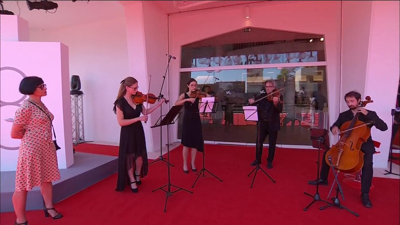 Venezia 78. Ezio Bosso, tappeto rosso con quartetto d'archi per il doc