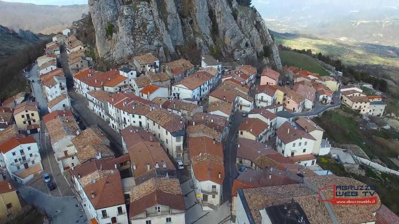 Pizzoferrato, il borgo abruzzese ripreso dall'alto con il drone