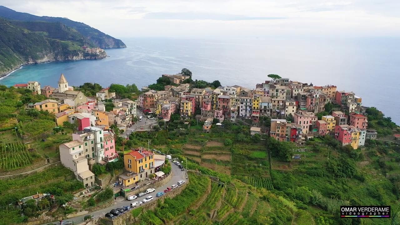 Cinque Terre, il borgo di Corniglia ripreso dall'alto con il drone