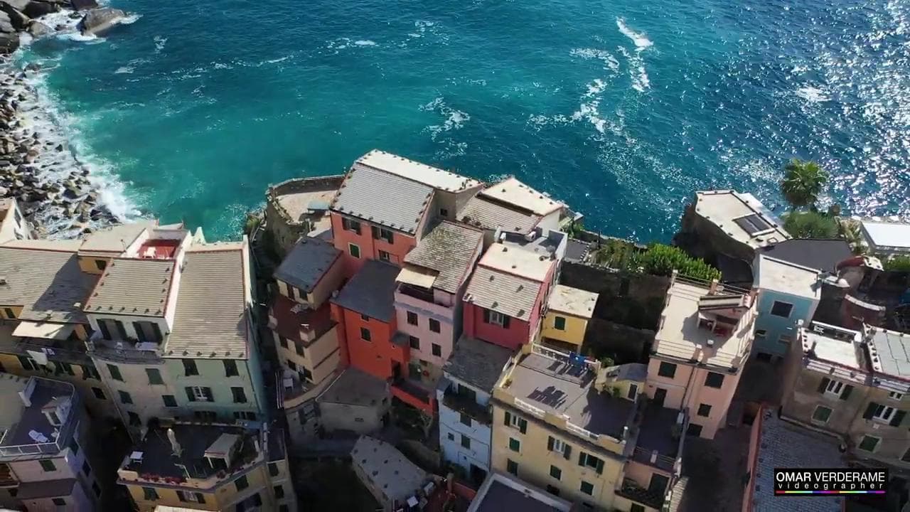 Cinque Terre, il borgo di Vernazza ripreso dall'alto con il drone