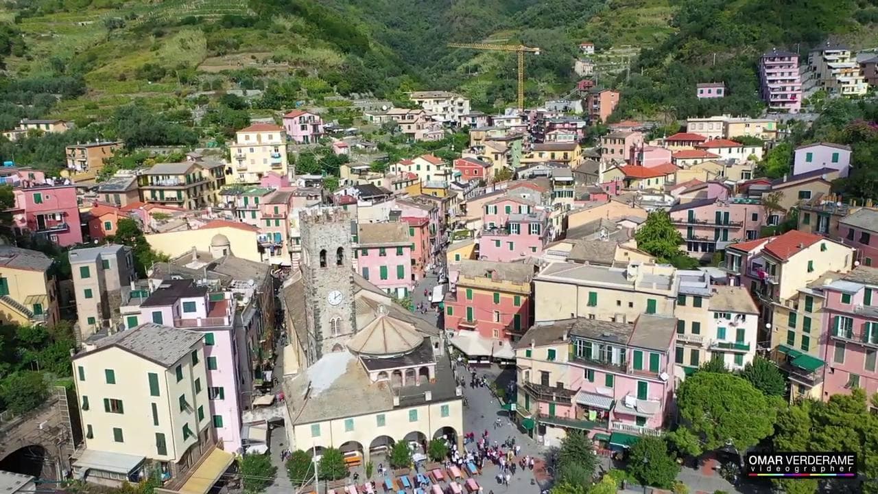 Cinque Terre, il borgo di Monterosso ripreso dall'alto con il drone