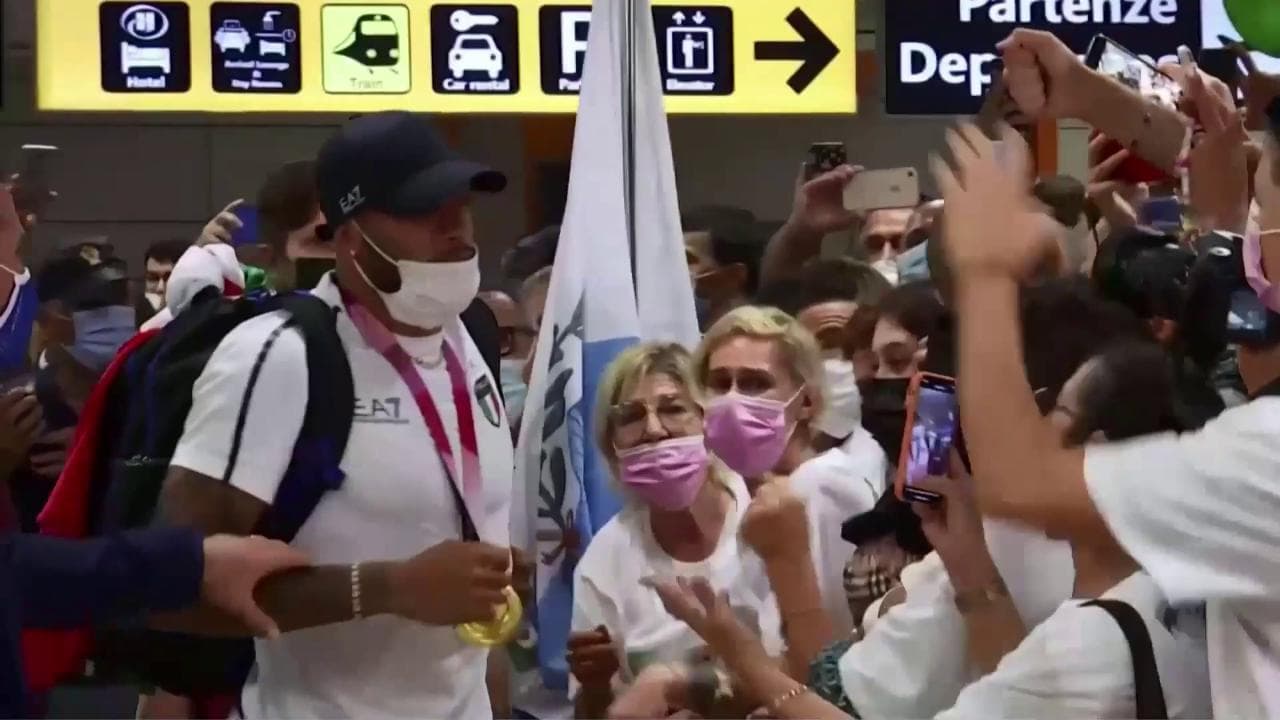 Tokyo 2020, cori da stadio e abbracci per Jacobs: un boato lo accoglie in aeroporto a Fiumicino