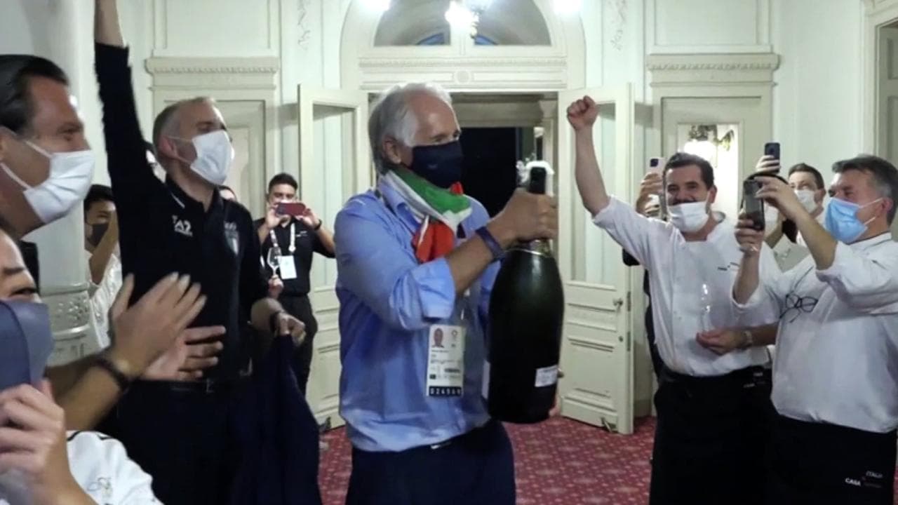 Tokyo 2020, festa a Casa Italia per le medaglie: Malagò stappa lo champagne