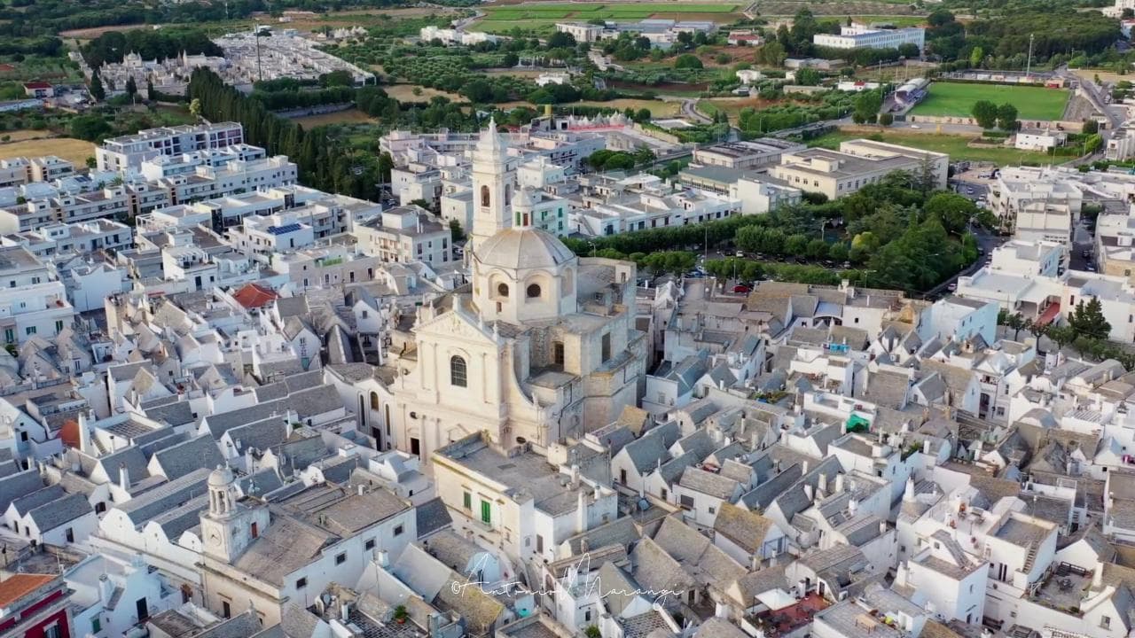 Locorotondo, lo spettacolo delle "cummerse" riprese dall'alto