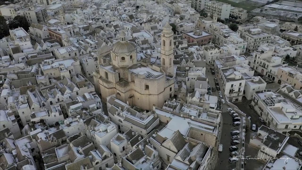 Locorotondo, il borgo innevato ripreso dall'alto