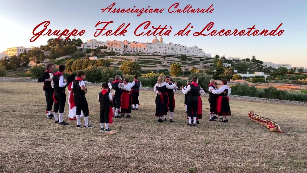 Locorotondo, esibizione di musica folk nel borgo pugliese