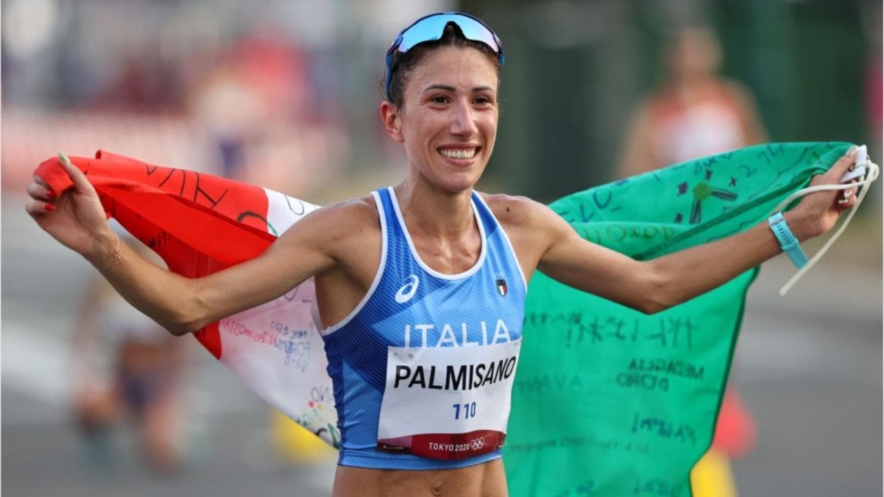 Tokyo 2020, chi è Antonella Palmisano, la marciatrice d'oro che gareggia con un fiore tra i capelli