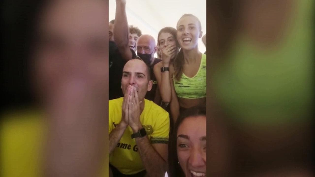 Tokyo 2020, Palmisano oro nella marcia 20 km: la gioia incontenibile del marito davanti alla tv