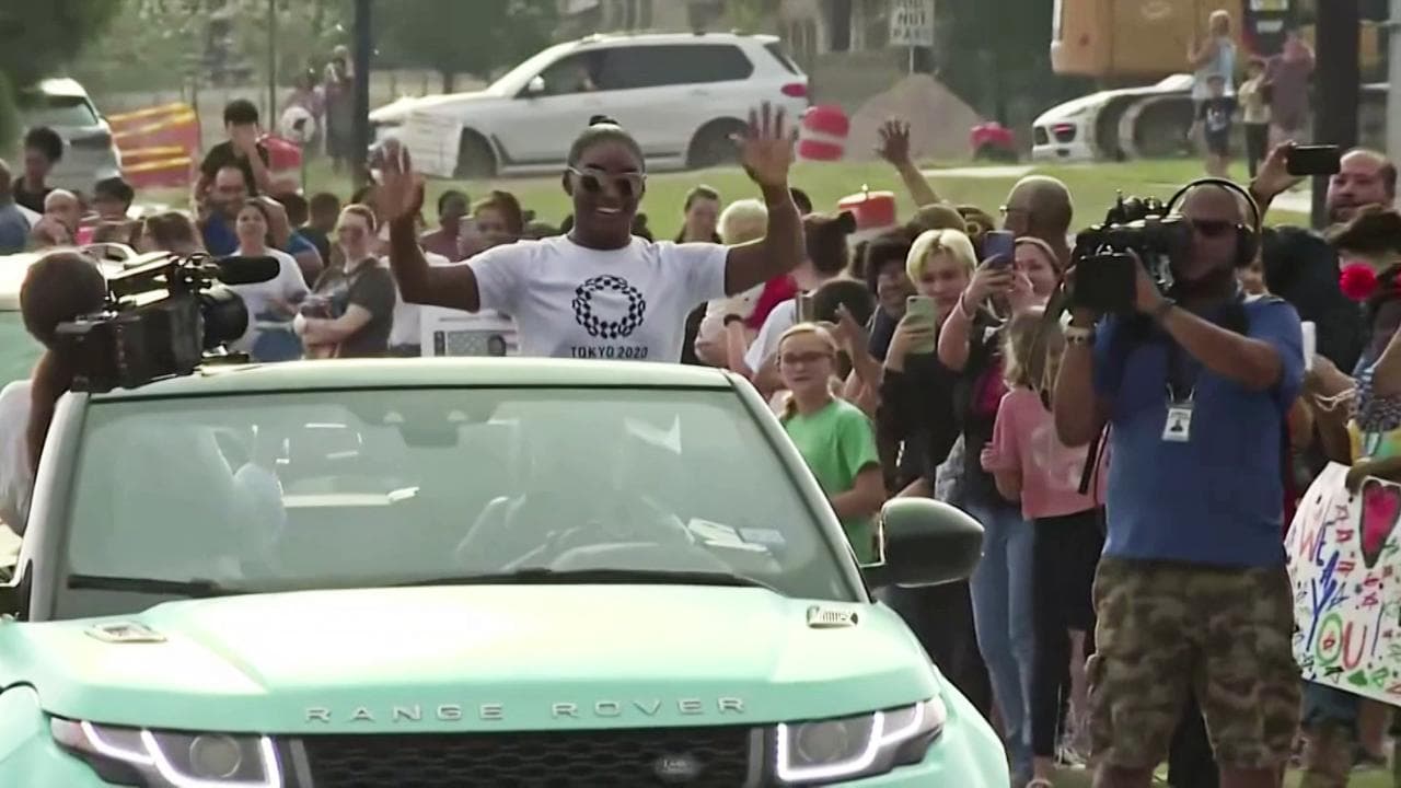 Tokyo 2020, Simone Biles torna a casa: giro trionfante sulla decappottabile tra i fan in festa