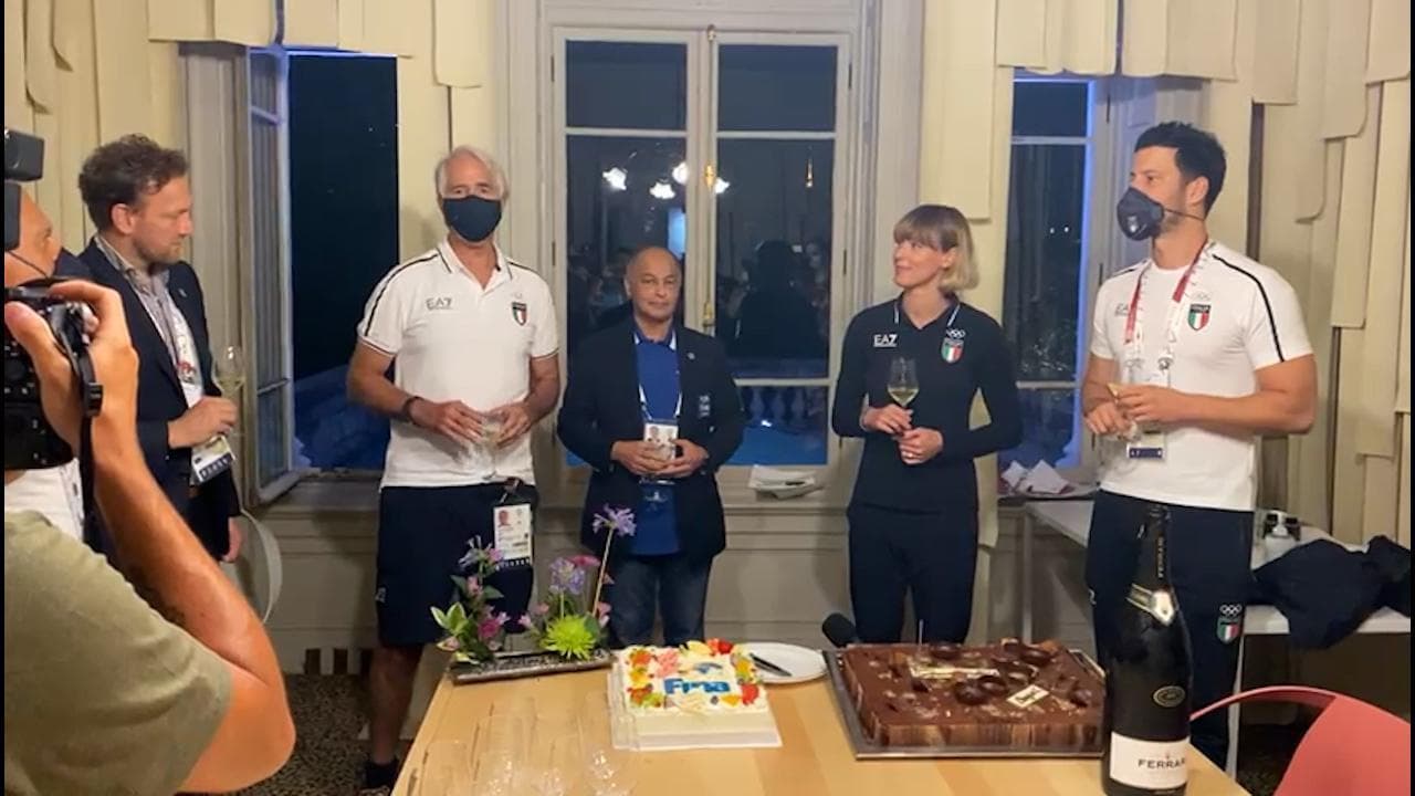 Festa per i 33 anni di Federica Pellegrini a Casa Italia. Malagò: "Finalmente colleghi"