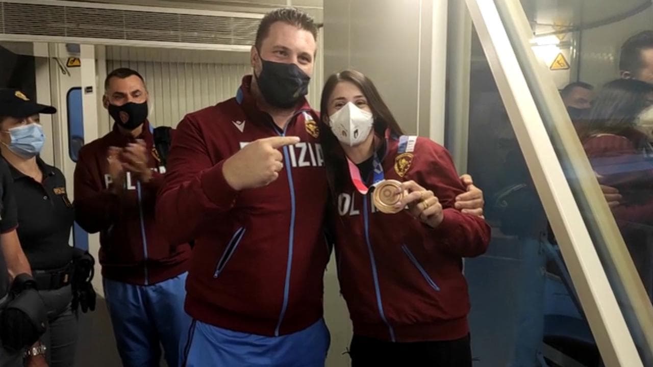Tokyo 2020, il rientro in Italia di Irma Testa: cori e abbracci per la vincitrice del bronzo nel pugilato