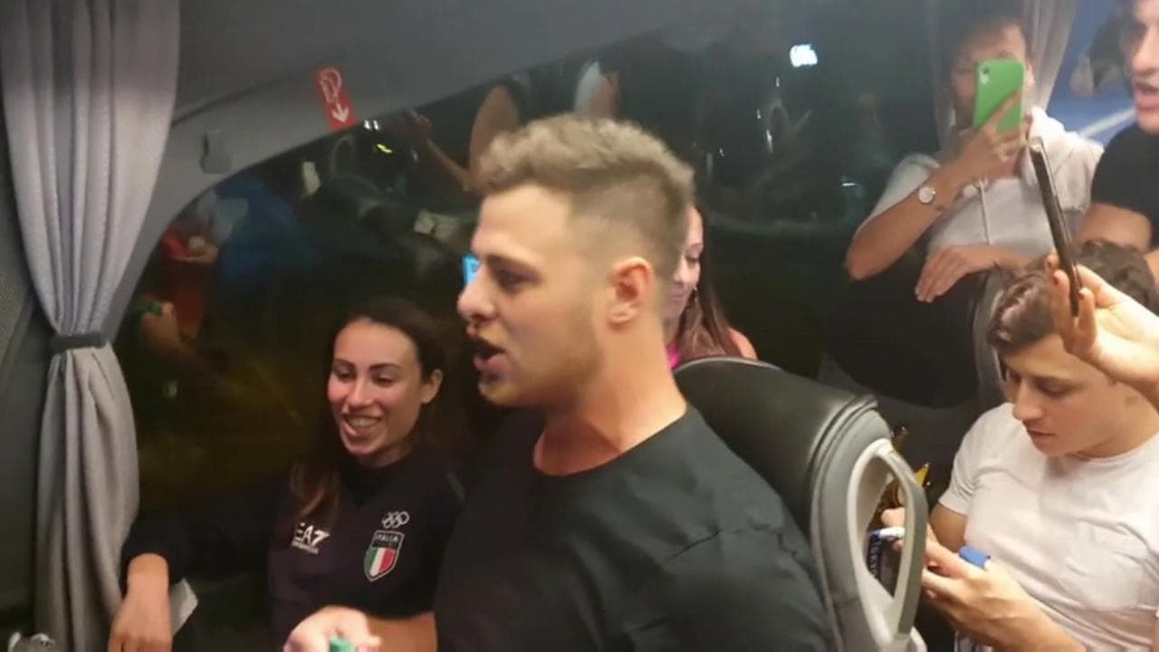 Tokyo 2020, Vanessa Ferrari canta "Madonnina dai riccioli d'oro" sul pullman verso casa