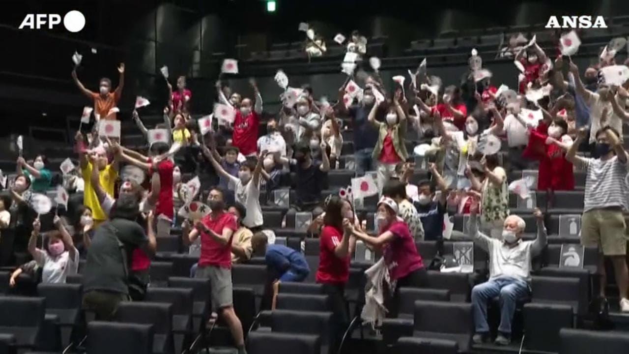 Tokyo 2020, tifosi giapponesi riuniti in un cinema: tifo scatenato per la nazionale di softball