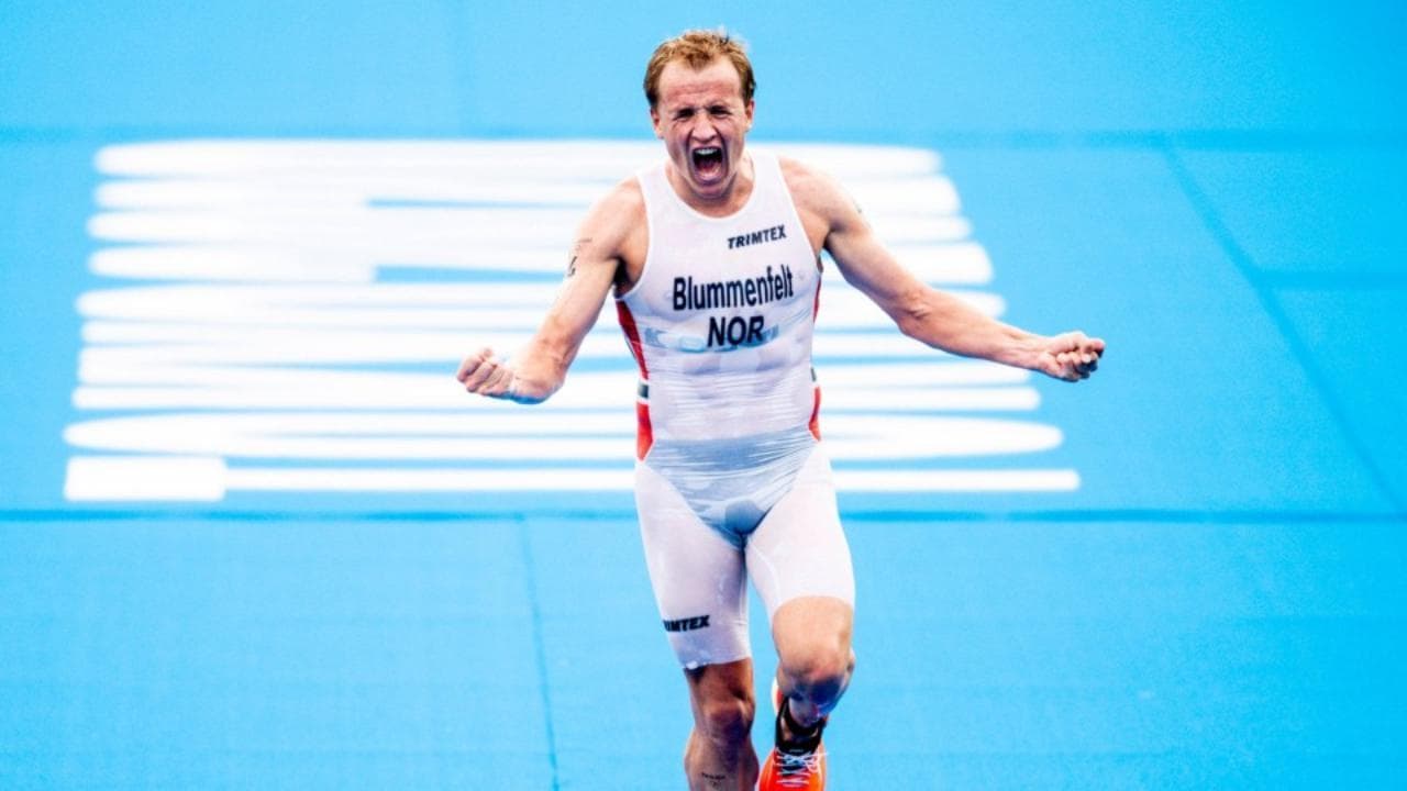 Nudo alla meta: dopo la falsa partenza e il malore la tuta invisibile nella pazza gara del triathlon