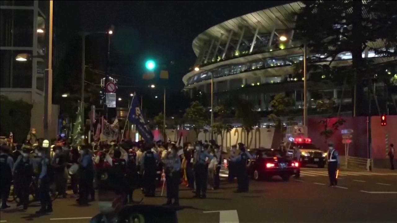 Tokyo 2020, proteste fuori dallo Stadio Nazionale: "Fermate le Olimpiadi"