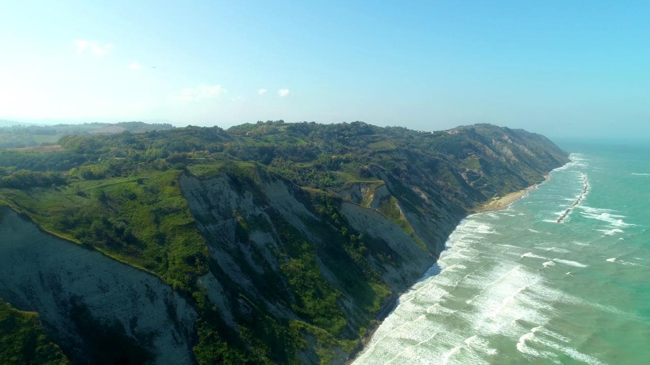 Fiorenzuola, la falesia nel Parco Naturale del San Bartolo