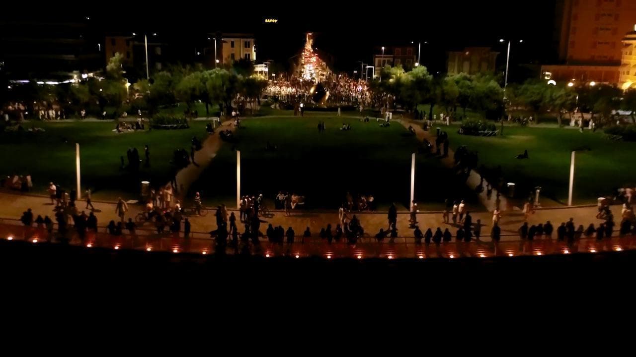 Candele sotto le stelle: la magia di un'intera riviera illuminata per una notte