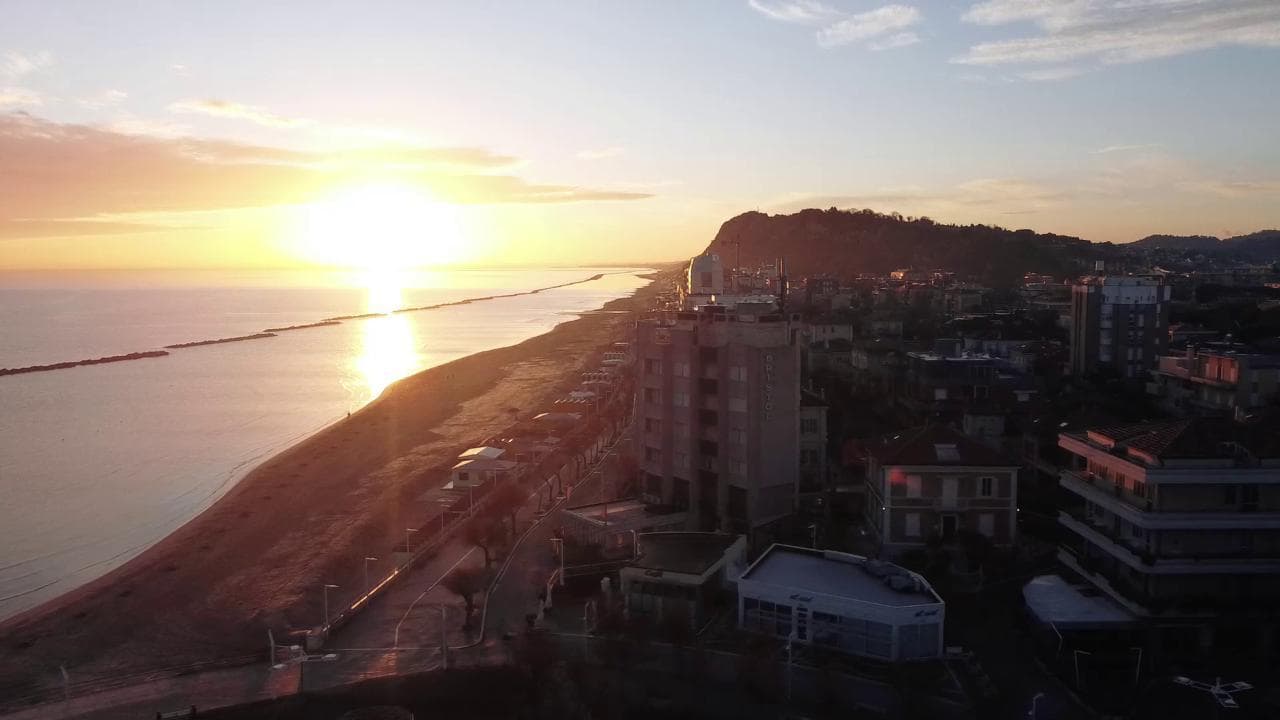 Pesaro, il sorgere dell'alba sulla spiaggia ripreso dal drone