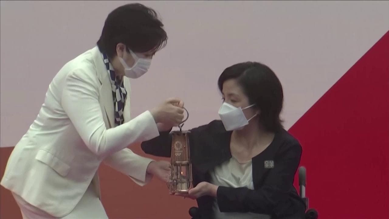 Olimpiadi, l'arrivo della torcia olimpica a Tokyo: le cerimonia nello stadio vuoto