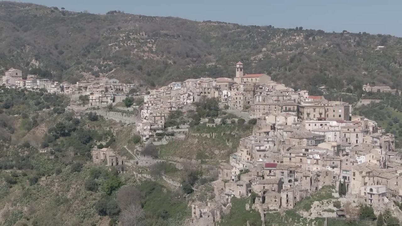 Badolato, le immagini del borgo calabrese ripreso dall'alto con il drone