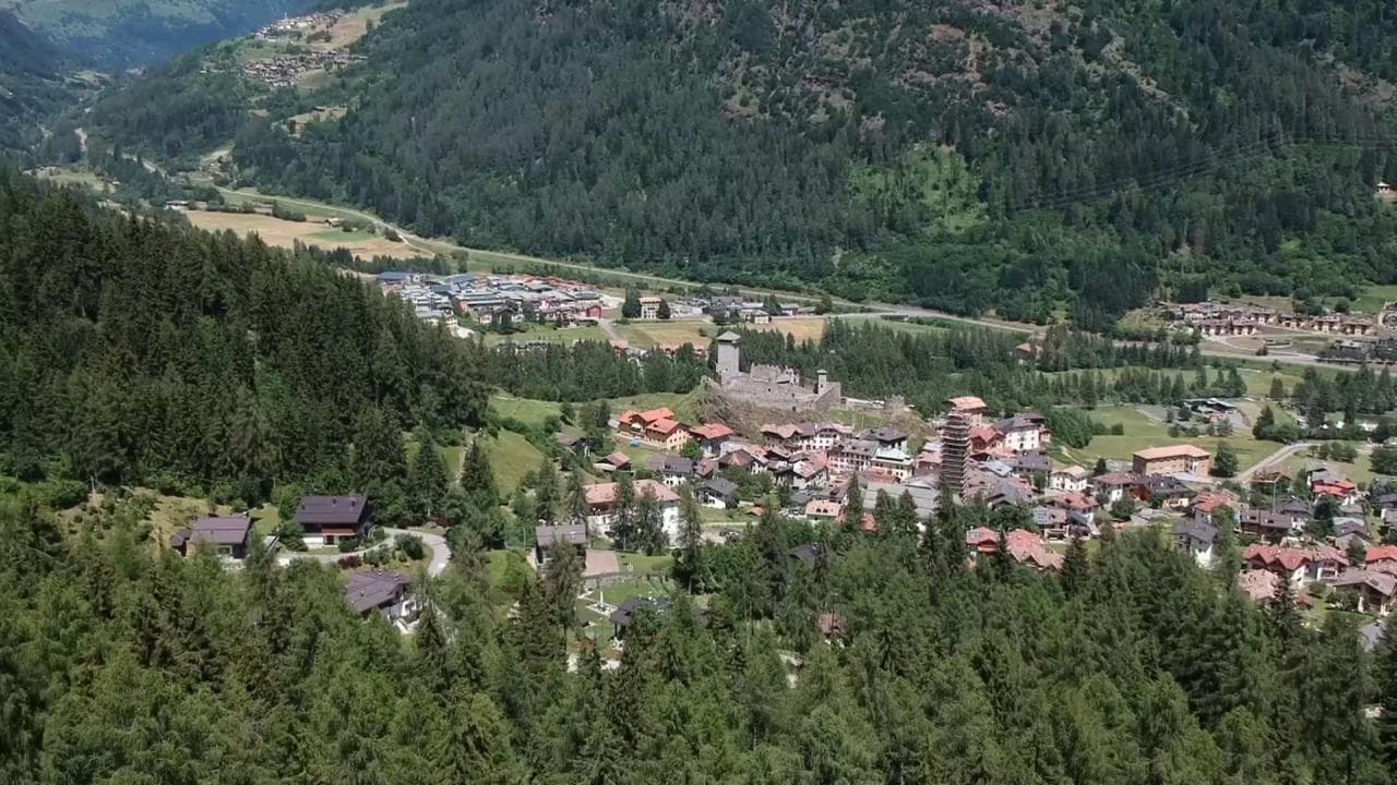 Ossana, il borgo ripreso dall'alto dal drone