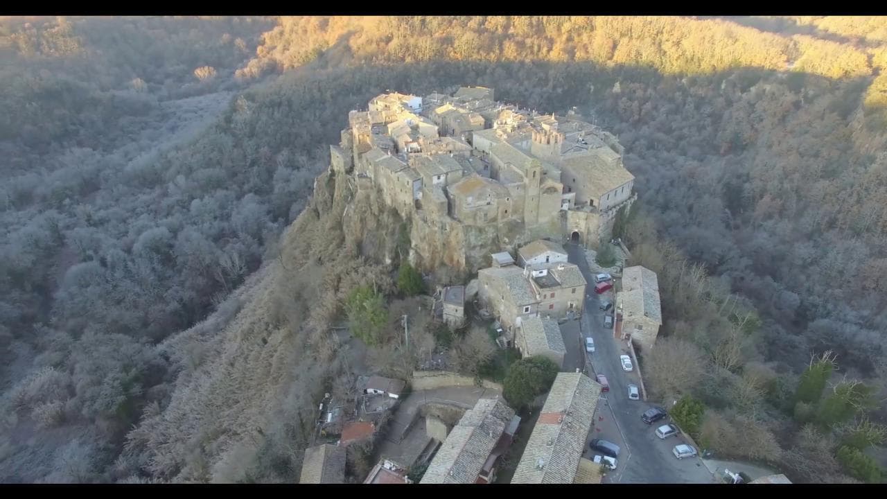 Calcata, il borgo laziale ripreso dall'alto con il drone