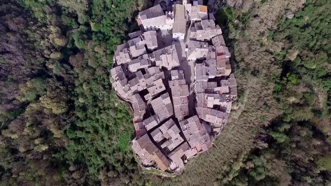 Calcata, dai panorami mozzafiato ai vicoli medievali: lo spettacolo del borgo laziale