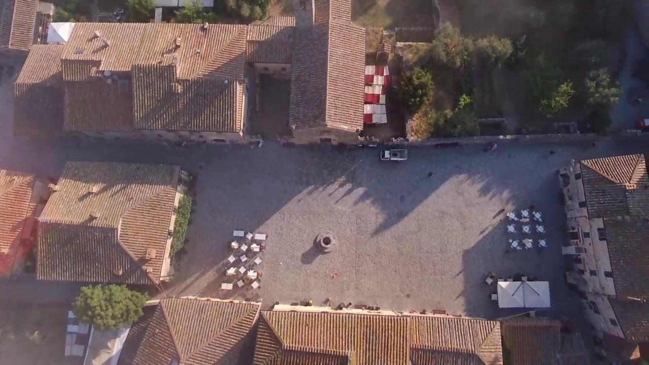 Monteriggioni, il borgo ripreso dall'alto: dalla piazza centrale alle mura medievali