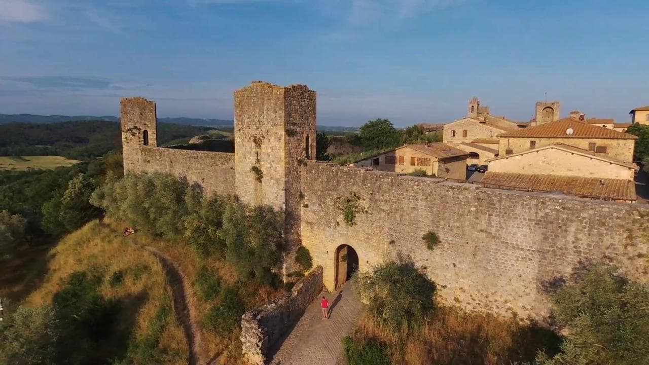 Monteriggioni, in volo con il drone sulla cinta muraria del borgo medievale