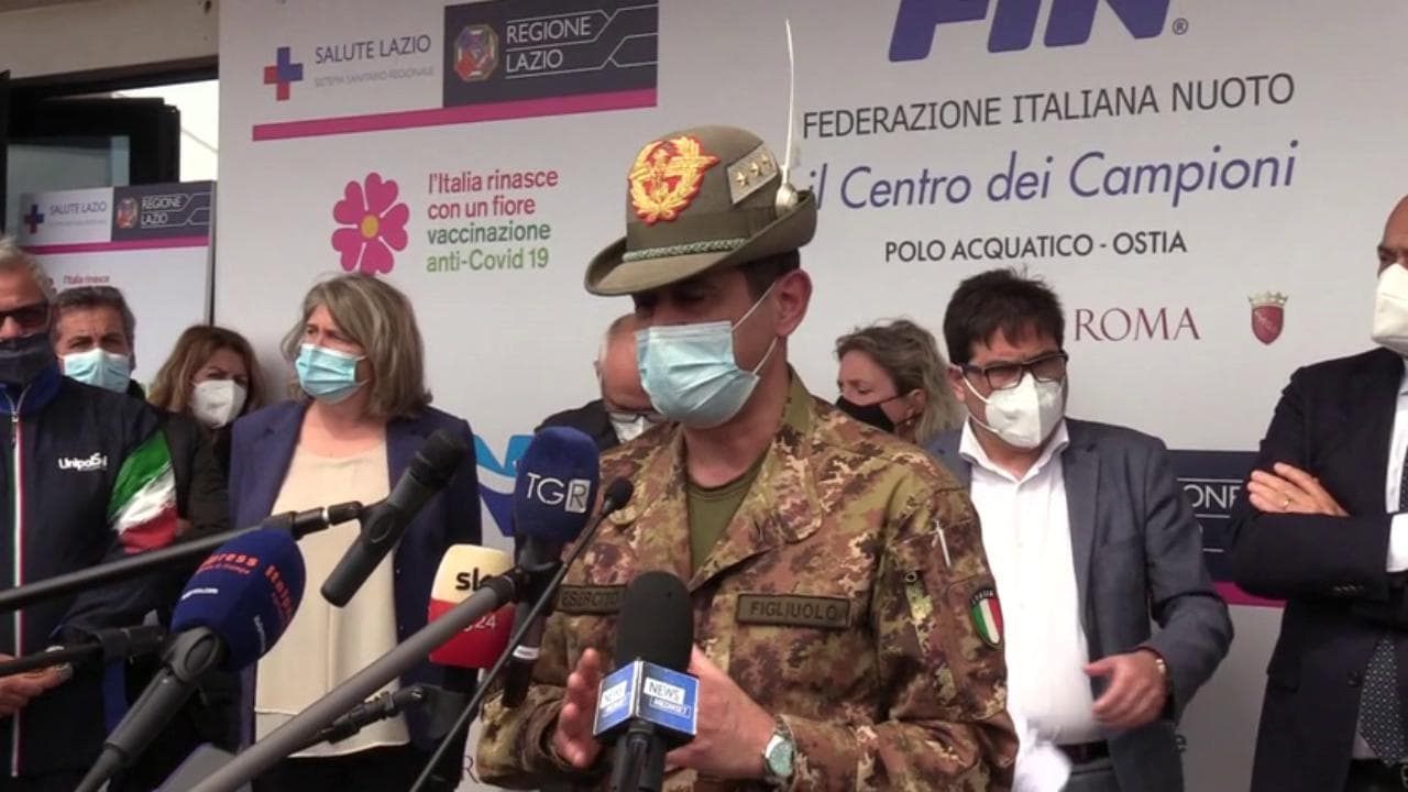 Vaccini, il commissario Figliuolo: "Valutiamo di estendere AstraZeneca agli under 60"