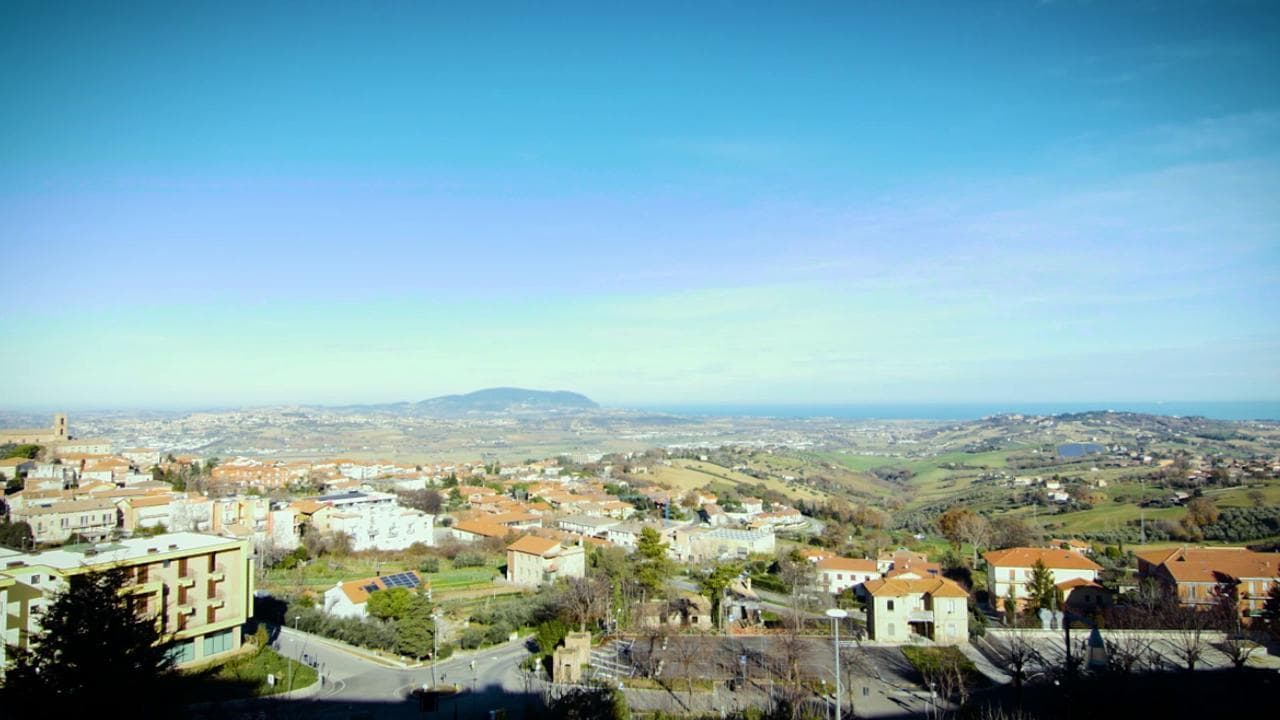 Recanati, passato glorioso e futuro innovativo: le immagini del borgo marchigiano