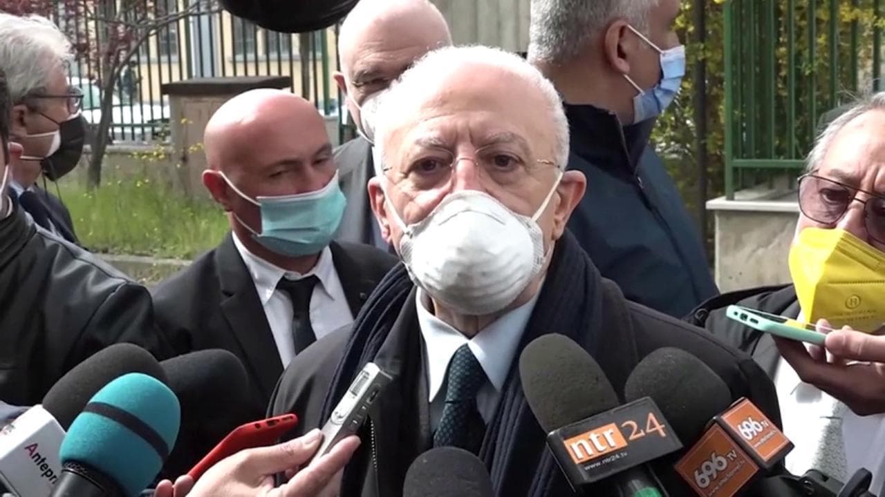 Vaccini, De Luca contro Figliuolo: "In Campania non procederemo per fasce d'età"