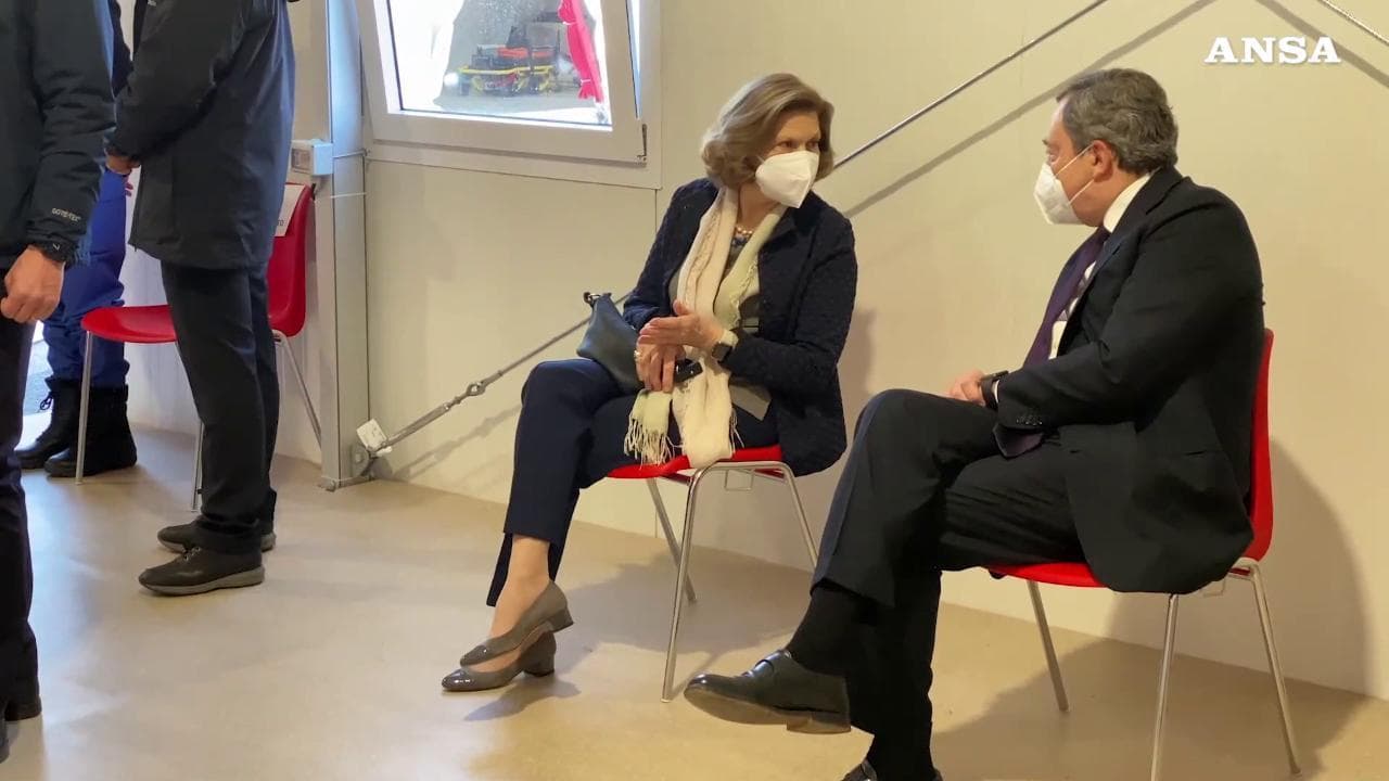 Mario Draghi si vaccina con AstraZeneca: l'arrivo del premier con la moglie nell'hub di Termini