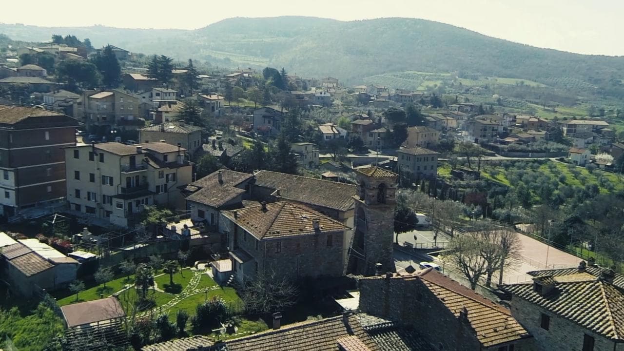 Piegaro, le riprese dall'alto del borgo umbro