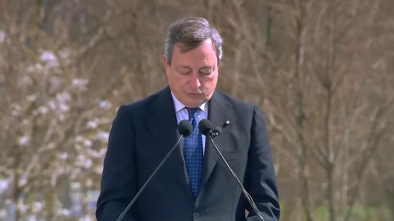 Covid, Draghi a Bergamo: "Non accadrà più che le persone fragili non vengano assistite e protette"