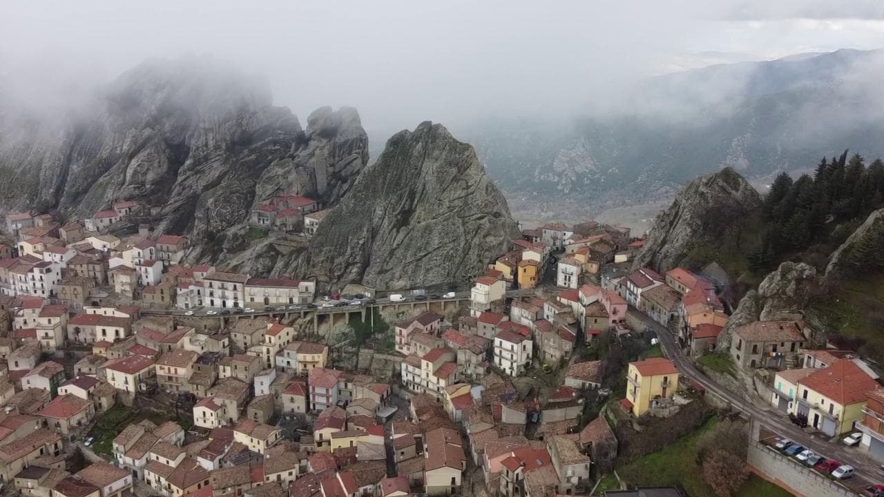 Il borgo che si arrampica sulle Dolomiti Lucane: Pietrapertosa ripresa dall'alto