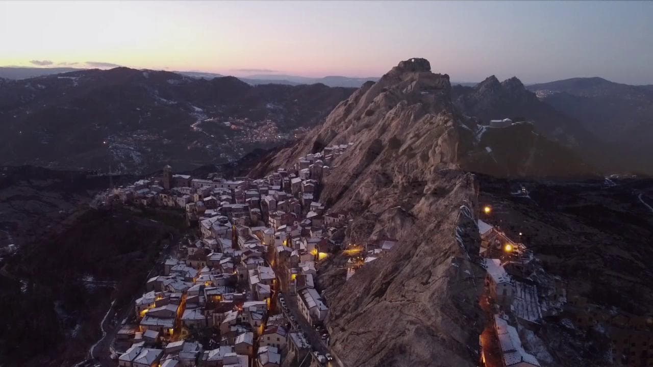 Pietrapertosa, lo spettacolo delle Dolomiti lucane innevate: le immagini dall'alto riprese dal drone